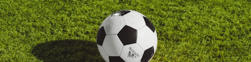 英超联赛足球直播现场 - 曼联对阵利物浦的激烈比赛画面